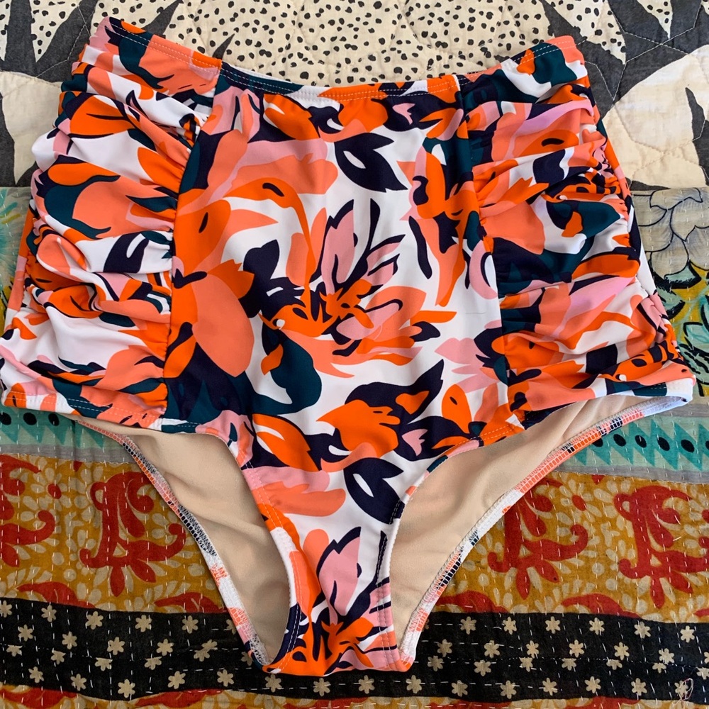 Small Kortni Jeane EUC Coral Floral Side Ruched